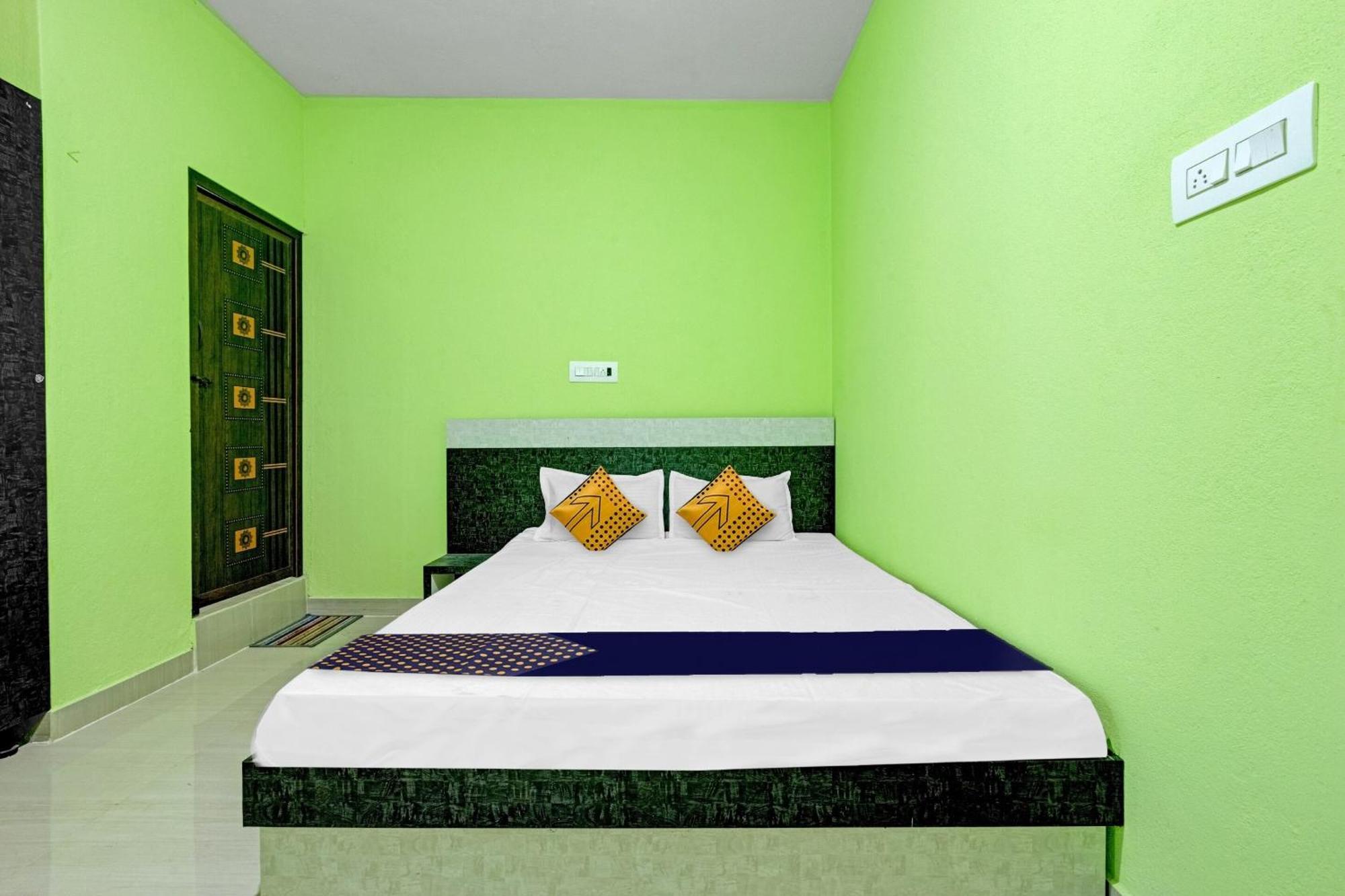 Spot On B R Comforts Krs Back Water Hotel Hosa Kannambādi Eksteriør billede