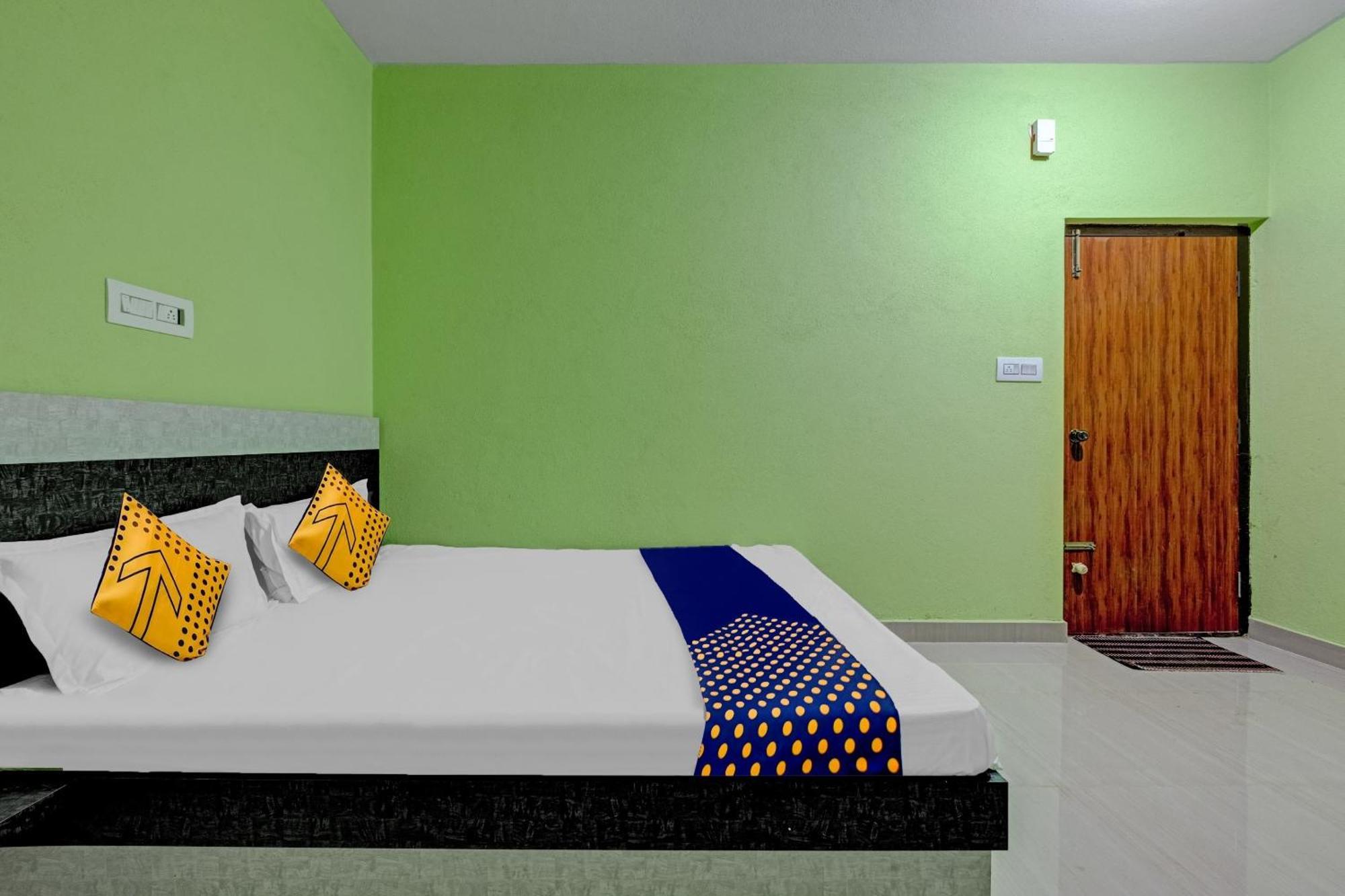 Spot On B R Comforts Krs Back Water Hotel Hosa Kannambādi Eksteriør billede