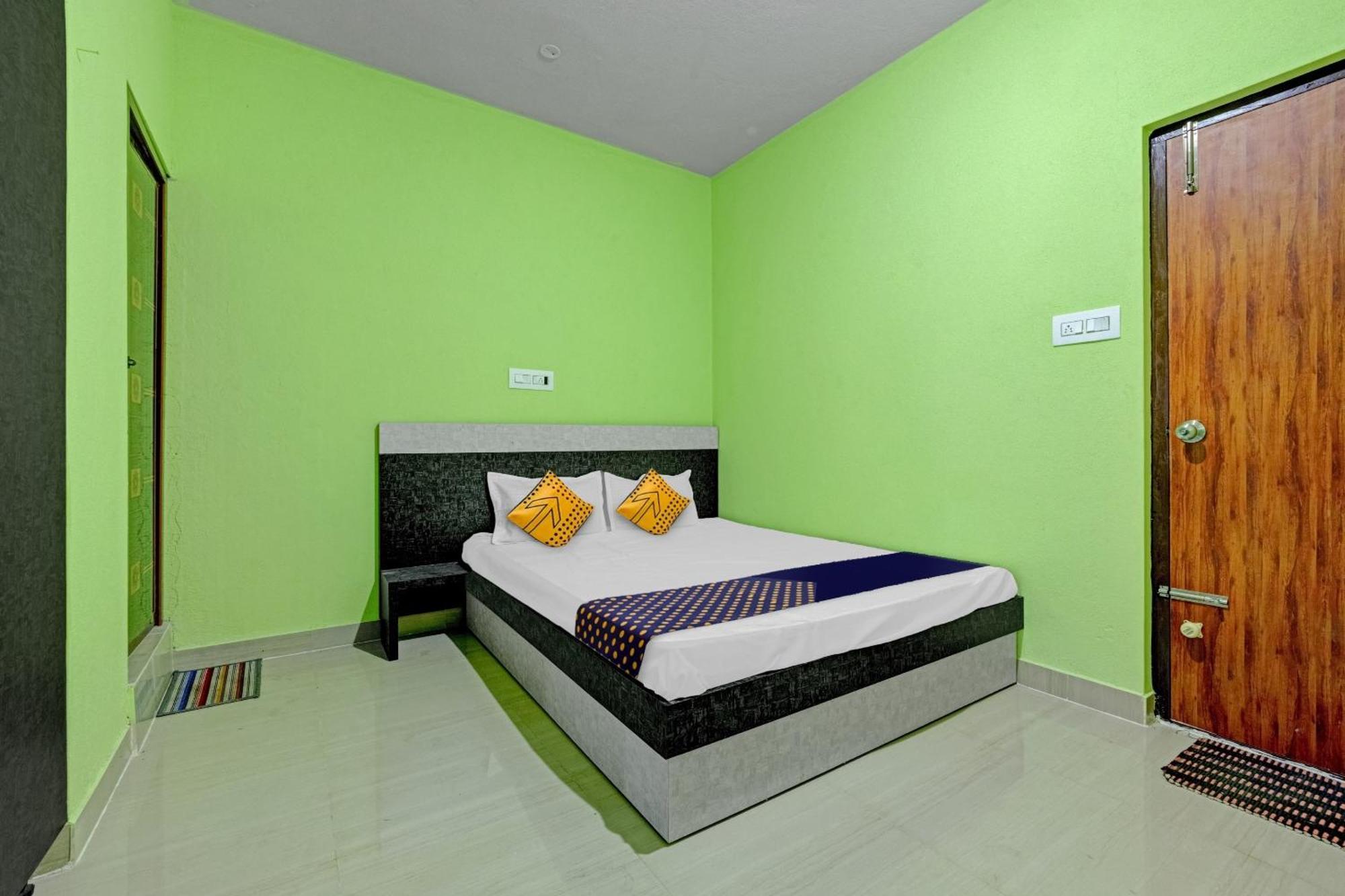 Spot On B R Comforts Krs Back Water Hotel Hosa Kannambādi Eksteriør billede