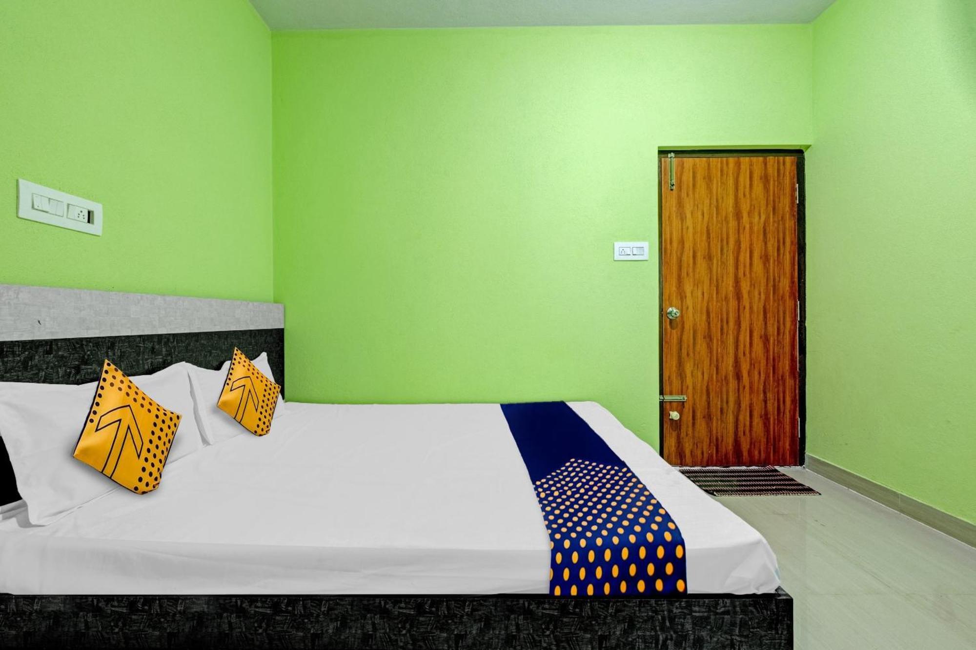 Spot On B R Comforts Krs Back Water Hotel Hosa Kannambādi Eksteriør billede