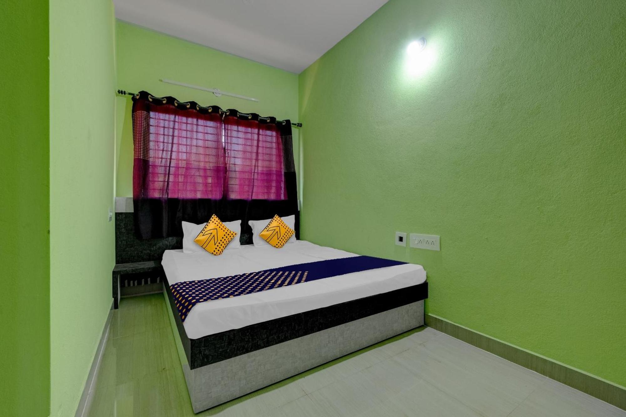 Spot On B R Comforts Krs Back Water Hotel Hosa Kannambādi Eksteriør billede