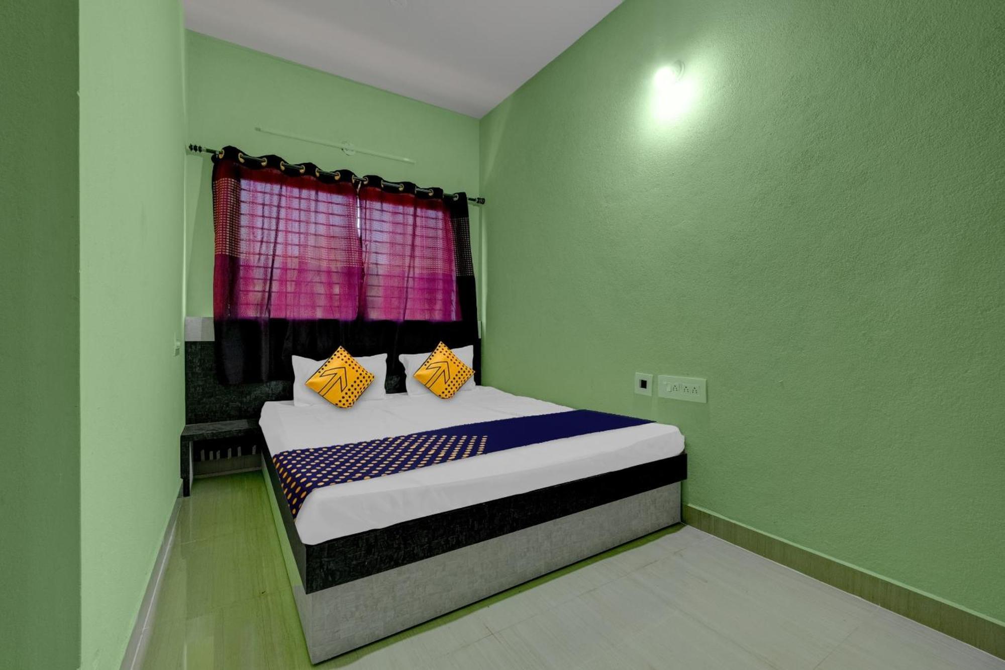 Spot On B R Comforts Krs Back Water Hotel Hosa Kannambādi Eksteriør billede