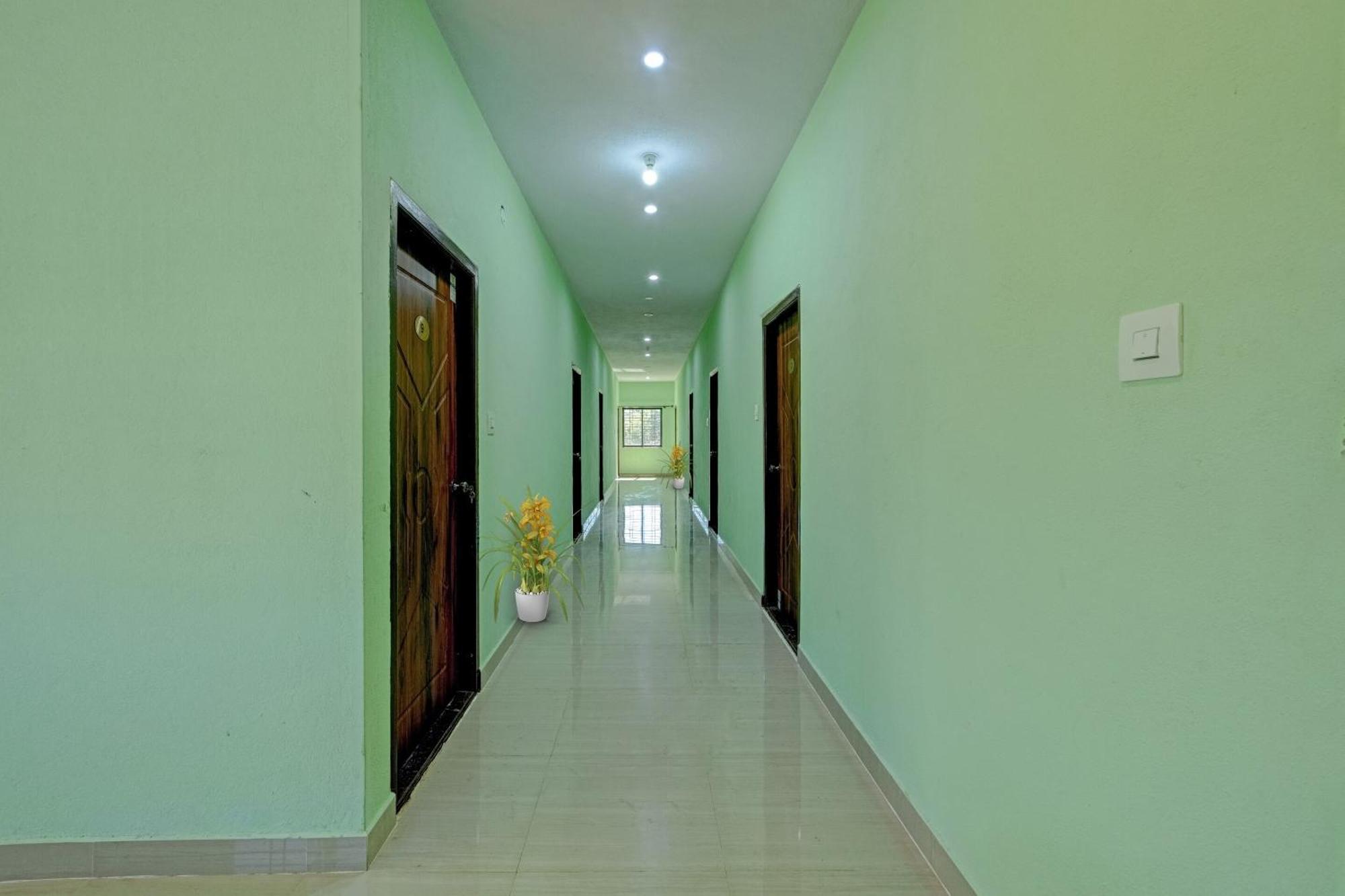Spot On B R Comforts Krs Back Water Hotel Hosa Kannambādi Eksteriør billede